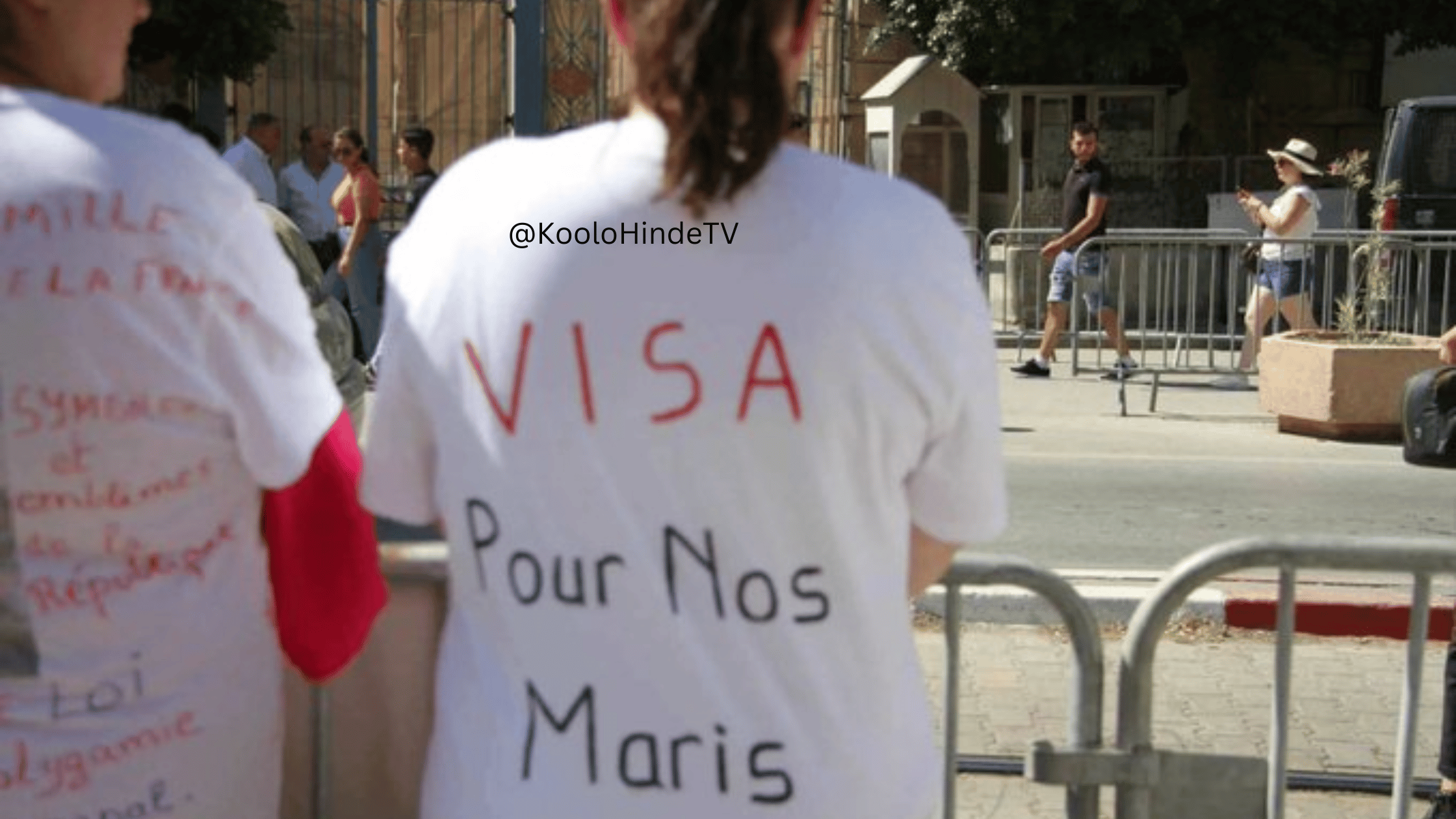 Des Tunisiens manifestent leur frustration devant l ambassade française