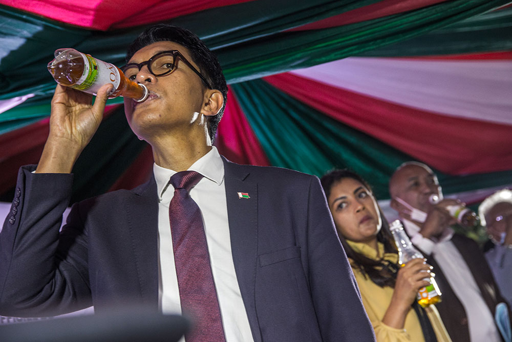 Le président malgache lance son «remède» contre le coronavirus