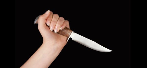 Un homme poignardé à mort par son ex-compagne devant une fillette