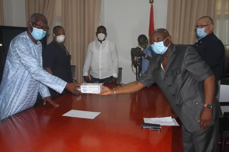 Guinée: Le Consul honoraire de la Serbie fait un don de masques