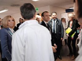 Emmanuel Macron pris à partie par des infirmères