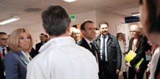 Emmanuel Macron pris à partie par des infirmères