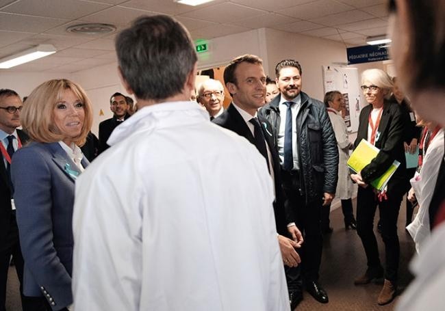 Emmanuel Macron pris à partie par des infirmères