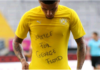 Jadon Sancho célèbre son but pour George Floyd.