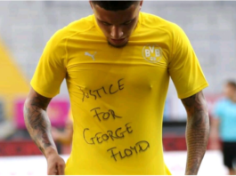 Jadon Sancho célèbre son but pour George Floyd.