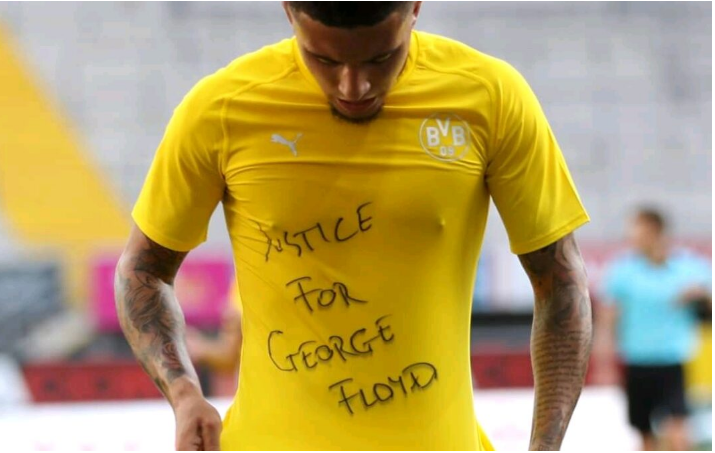 Jadon Sancho célèbre son but pour George Floyd.