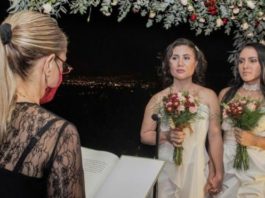 Le Costa Rica célèbre les premiers mariages homosexuels Les premiers mariages homosexuels ont eu lieu au Costa Rica, premier pays d'Amérique centrale à égaliser sa législation sur le mariage. Un couple de lesbiennes est devenu le premier à se marier lors d'une cérémonie qui a eu lieu juste après l'entrée en vigueur de la nouvelle loi à minuit. Le mariage a été retransmis à la télévision nationale. Le président Carlos Alvarado a déclaré que la modification de la loi signifiait que le Costa Rica reconnaissait désormais les droits que les lesbiennes et les homosexuels avaient toujours mérités. Il a tweeté (en espagnol) que "l'empathie et l'amour devraient désormais être les principes directeurs qui nous permettront d'avancer et de construire un pays où il y a de la place pour tout le monde". La première cérémonie de mariage homosexuel a été diffusée comme le point culminant d'une émission de trois heures célébrant l'égalité du mariage. L'égalité du mariage est survenue après que la Cour constitutionnelle a déclaré en août 2018 qu'une interdiction des mariages homosexuels était inconstitutionnelle et discriminatoire.