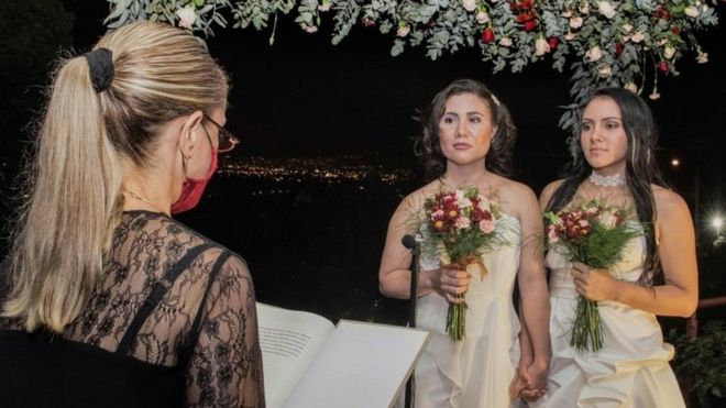 Le Costa Rica célèbre les premiers mariages homosexuels Les premiers mariages homosexuels ont eu lieu au Costa Rica, premier pays d'Amérique centrale à égaliser sa législation sur le mariage. Un couple de lesbiennes est devenu le premier à se marier lors d'une cérémonie qui a eu lieu juste après l'entrée en vigueur de la nouvelle loi à minuit. Le mariage a été retransmis à la télévision nationale. Le président Carlos Alvarado a déclaré que la modification de la loi signifiait que le Costa Rica reconnaissait désormais les droits que les lesbiennes et les homosexuels avaient toujours mérités. Il a tweeté (en espagnol) que "l'empathie et l'amour devraient désormais être les principes directeurs qui nous permettront d'avancer et de construire un pays où il y a de la place pour tout le monde". La première cérémonie de mariage homosexuel a été diffusée comme le point culminant d'une émission de trois heures célébrant l'égalité du mariage. L'égalité du mariage est survenue après que la Cour constitutionnelle a déclaré en août 2018 qu'une interdiction des mariages homosexuels était inconstitutionnelle et discriminatoire.