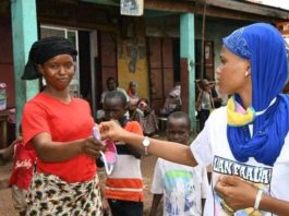 Salimatou BAH,lan faalaa haa faɗɗaa,distribues des masques