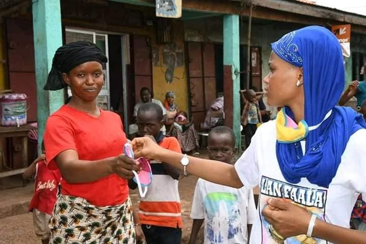 Salimatou BAH,lan faalaa haa faɗɗaa,distribues des masques