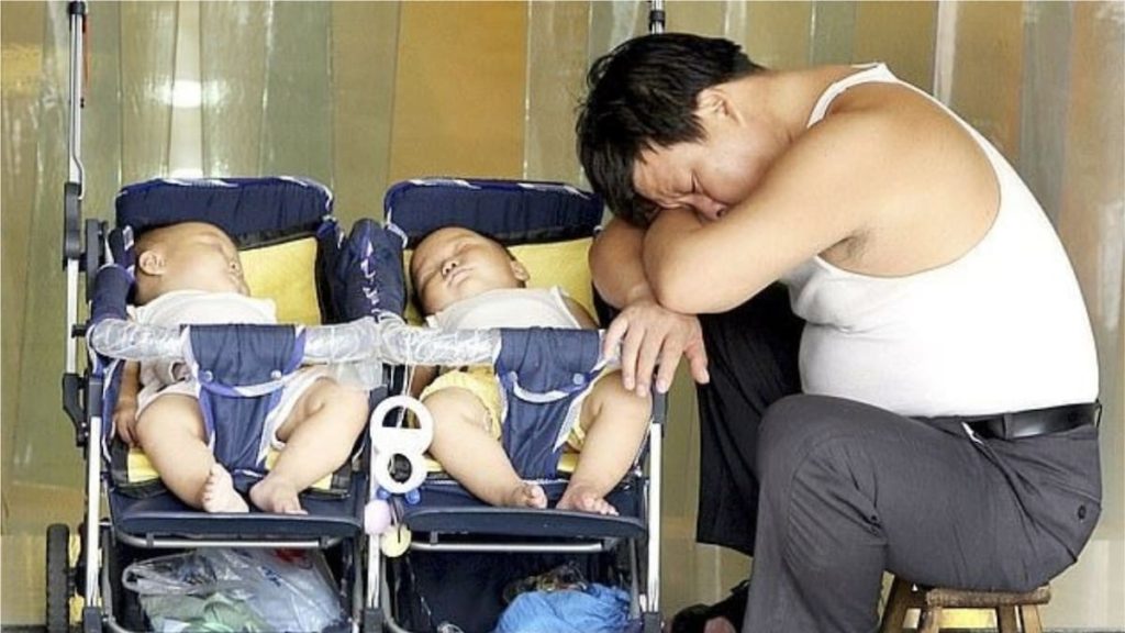Un homme découvre que l'un de ses jumeaux n'était pas de lui