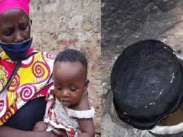 Une femme fait cuire des pierres pour nourrir ses enfants