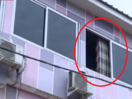 Une prostituée pousse un client par la fenêtre