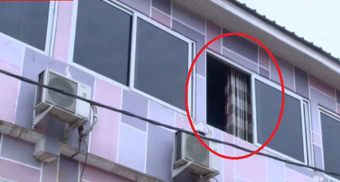 Une prostituée pousse un client par la fenêtre
