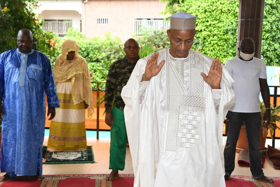 Cellou Dalein Diallo a dirigé la prière de l'Aïd al-Fitr à son domicile