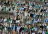 des supporters en carton placée dans les tribunes du stade