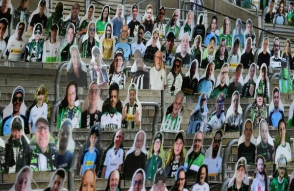 des supporters en carton placée dans les tribunes du stade