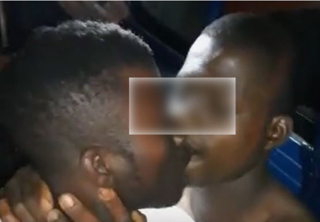Côte d’Ivoire: Deux hommes forcé à s’embrasser devant une caméra (vidéo)