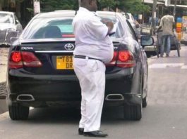 tanzanie retire les officiers de police au gros ventre de la rue