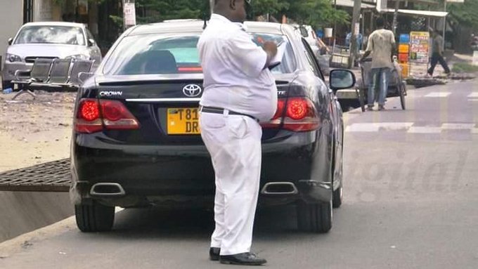 tanzanie retire les officiers de police au gros ventre de la rue