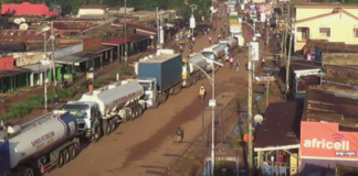 un chauffeur de camion qui s'est révélé positif en Ouganda test négatif au Kenya