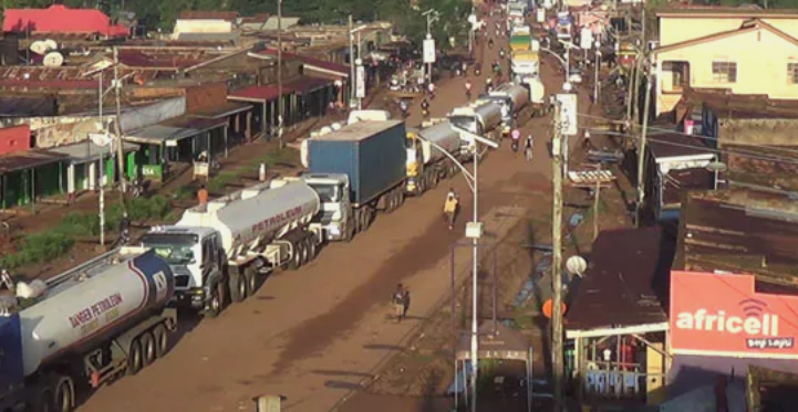 un chauffeur de camion qui s'est révélé positif en Ouganda test négatif au Kenya