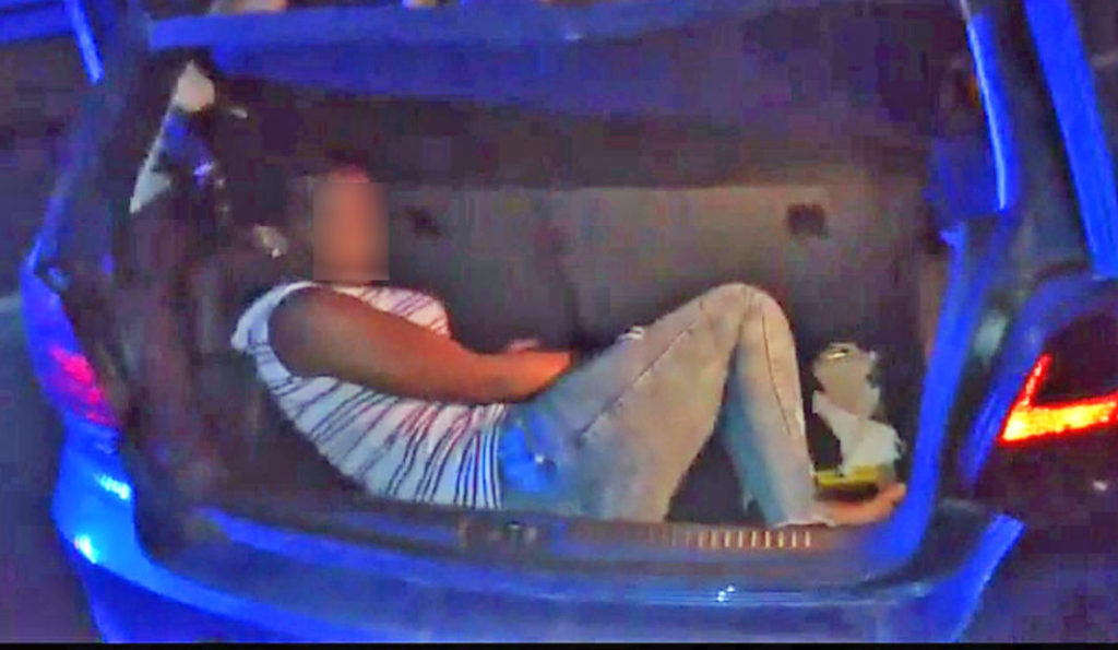 Confinement Covid-19: un homme tente de faire passer sa copine d'une région à l'autre dans un coffre de voiture