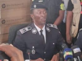 dispute entre le Directeur Fabou et le Commissaire Bassirou