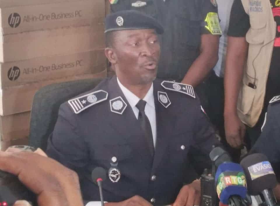 dispute entre le Directeur Fabou et le Commissaire Bassirou