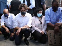 Justin Trudeau se met à genoux