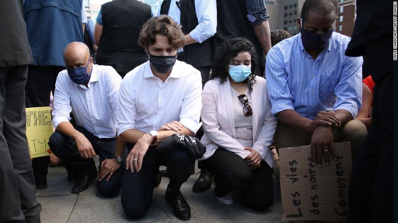 Justin Trudeau se met à genoux