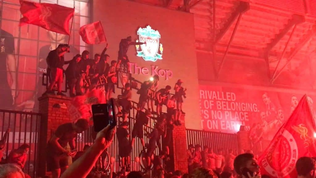 Les Fans De Liverpool Ignorent La Distance Sociale