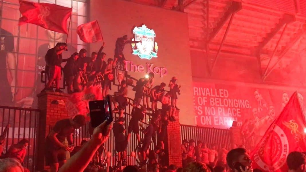 Les Fans De Liverpool Ignorent La Distance Sociale