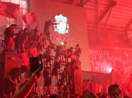 Les Fans De Liverpool Ignorent La Distance Sociale