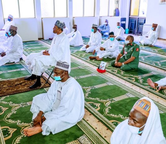 Muhammadu Buhar à la mosquée Aso Rock