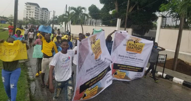 Les Nigérians ont bravé la pluie pour protester contre le meurtre de George Floyd et appeler à la fin des injustices raciales.