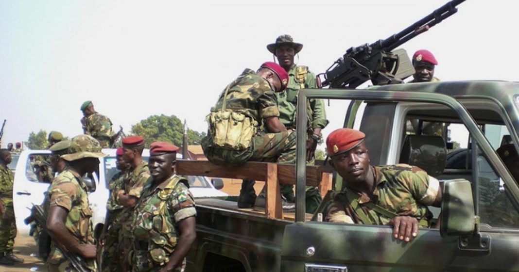 Plusieurs Pick-ups de berets Rouges en mouvement