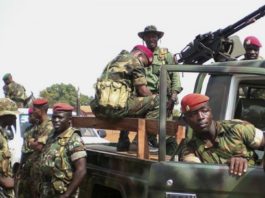 Plusieurs Pick-ups de berets Rouges en mouvement