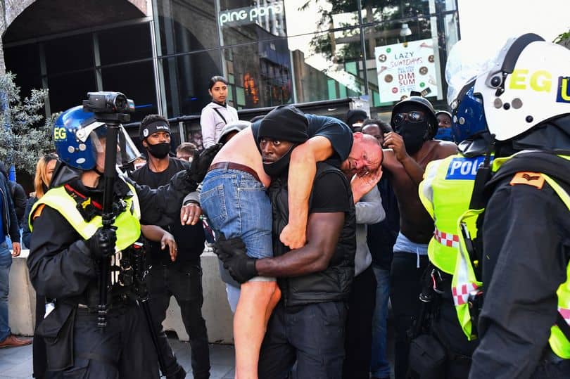 Un militant de Black Lives Matter sauve un manifestant d'extrême droite blessé au milieu d'affrontements