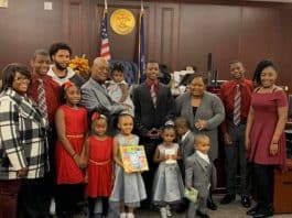 Un père célibataire adopte 5 frères et sœurs pour qu'ils puissent rester ensemble