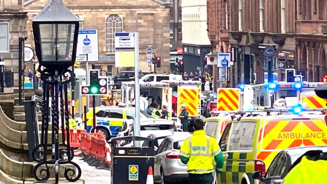 Trois personnes poignardées à mort dans le centre-ville de Glasgow