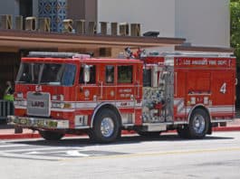 Un homme vole un camion de pompiers