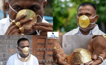 Un indien porte un masque facial en or