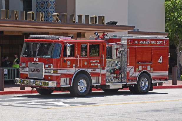 Un homme vole un camion de pompiers
