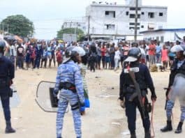 Côte d’Ivoire la police autorise des hommes armés à attaquer les manifestants