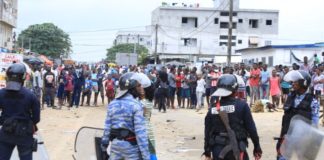 Côte d’Ivoire la police autorise des hommes armés à attaquer les manifestants