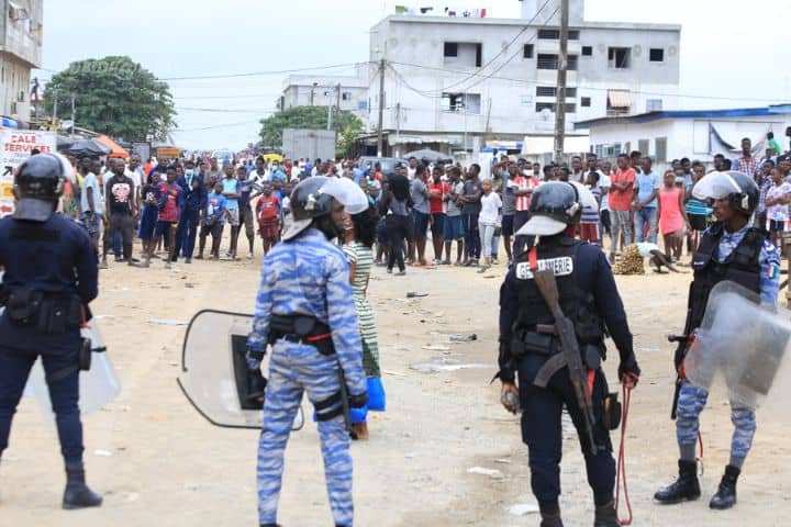 Côte d’Ivoire la police autorise des hommes armés à attaquer les manifestants