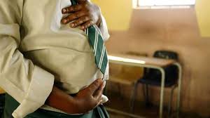 Le Zimbabwe interdit aux écoles d'expulser des filles enceintes