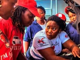 une femme mécanicienne du Nigeria