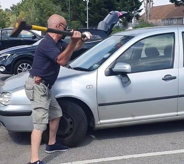 Un homme brise la vitre d'une voiture pour sauver un chien